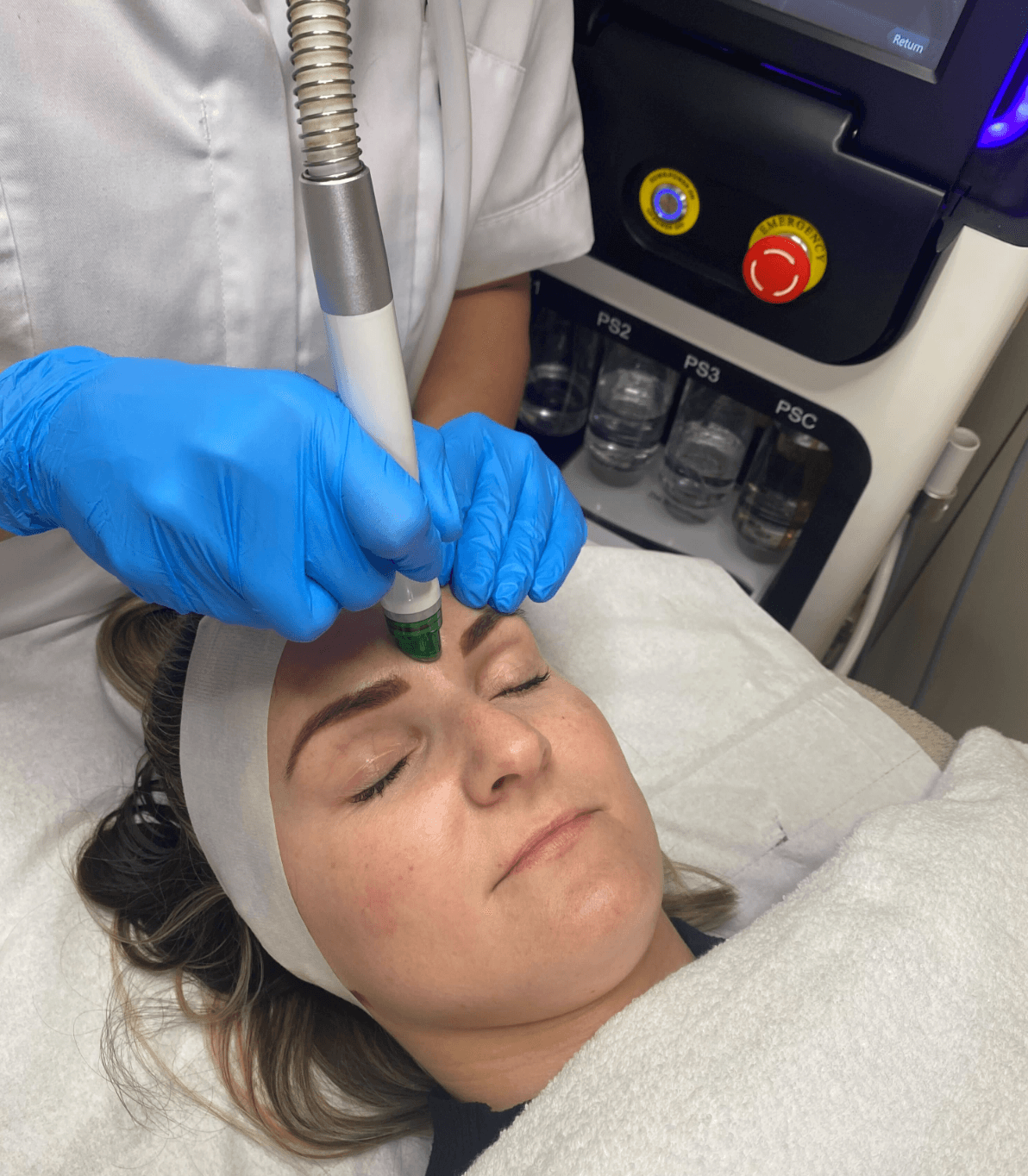 At Charmelle London, we believe in providing treatments that deliver results. That's why we're proud to offer the HydraFacial, a revolutionary facial treatment that combines cleansing, exfoliation, extraction, and hydration into one quick and efficient session.