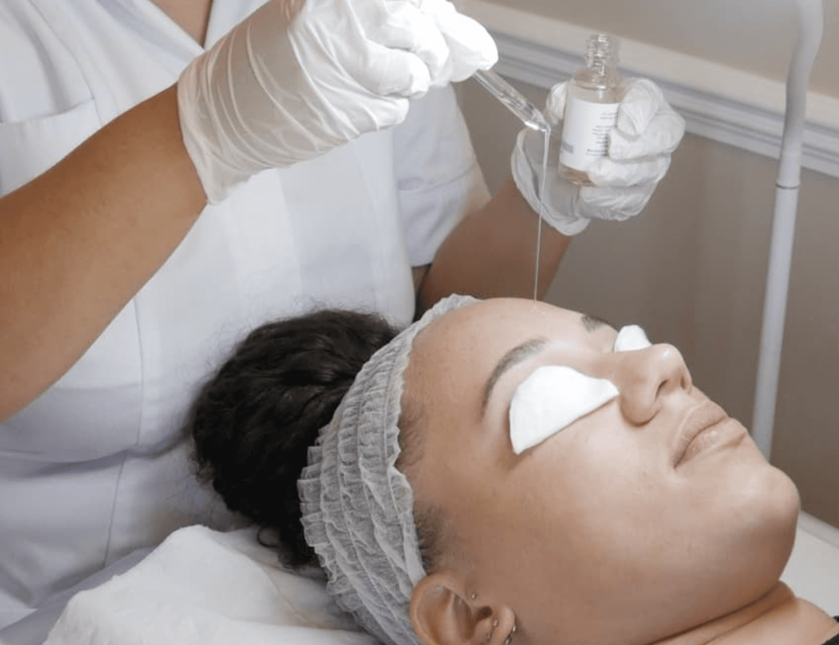 The Hollywood facial is a bespoke designed facial regime combining multiple technologies and techniques to rejuvenate your skin. This is the ultimate facial, taking care of all your skincare needs from the inside out.